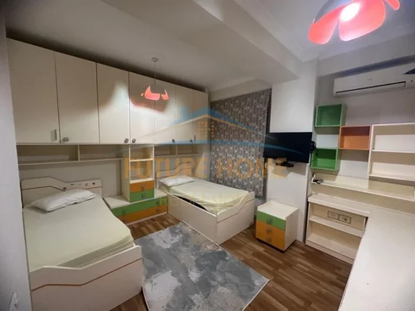 Tirane, jepet me qera apartament 2+1+Ballkon Kati 2, 102 m² 600 € (4 Deshmoret)