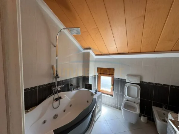 Tirane, jepet me qera Vile 3 Katshe Kati 3, 224 m² 3.000 € (lunder)