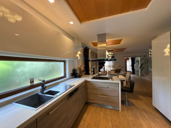 Tirane, jepet me qera Vile 3 Katshe Kati 3, 224 m² 3.000 € (lunder)