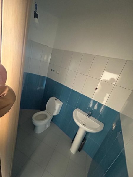 Tirane, jepet me qera ambjent biznesi Kati 0, 22 m² 250 € (Liqeni i Thate)