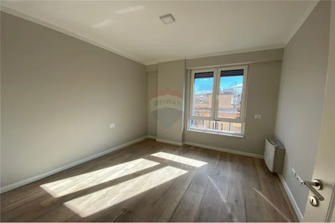 Tirane, jepet me qera zyre , 115 m² 750 € (Myslym Shyri)
