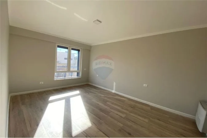 Tirane, jepet me qera zyre , 115 m² 750 € (Myslym Shyri)