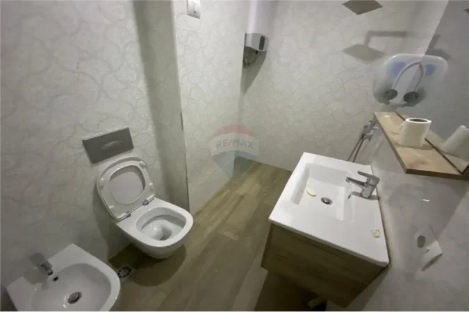 Tirane, jepet me qera zyre , 115 m² 750 € (Myslym Shyri)