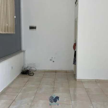Tirane, jepet me qera dyqan Kati 0, 30 m² 300 € (Jepet Me Qera Dyqan Ne Astir)