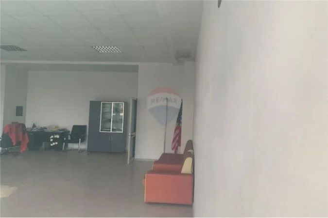 Tirane, shitet dyqan Kati 0, 72 m² 130.000 € (Astir - Unaza e Re)