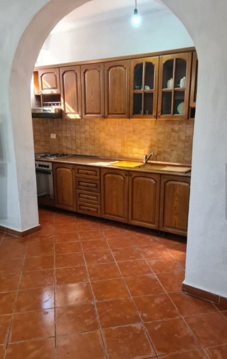 Tirane, jepet me qera apartament 2+1 Kati 1, 80 m² 300 € (Stacioni Trenit)