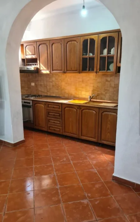 Tirane, jepet me qera apartament 2+1 Kati 1, 80 m² 300 € (Stacioni Trenit)