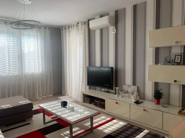 Tirane, shitet apartament 2+1+Ballkon Kati 3, 95 m² 200.000 € (Liqeni i Thate)
