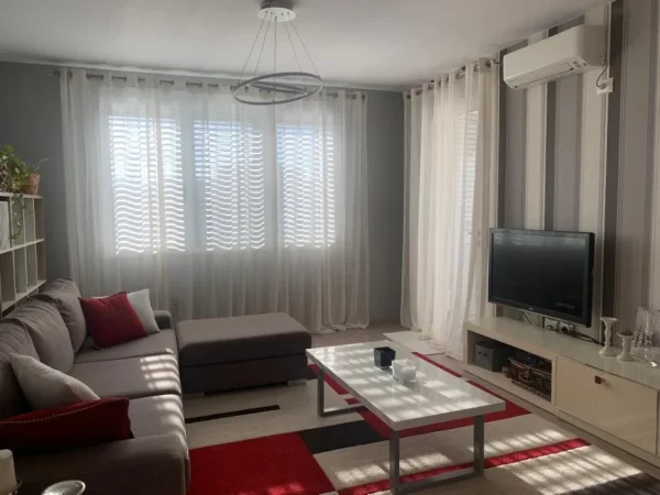 Tirane, shitet apartament 2+1+Ballkon Kati 3, 95 m² 200.000 € (Liqeni i Thate)