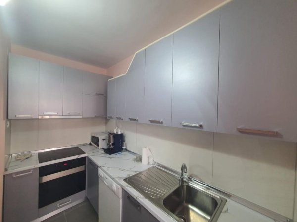 Tirane, jepet me qera apartament 1+1 Kati 4, 65 m² 450 € (Pazar i ri)