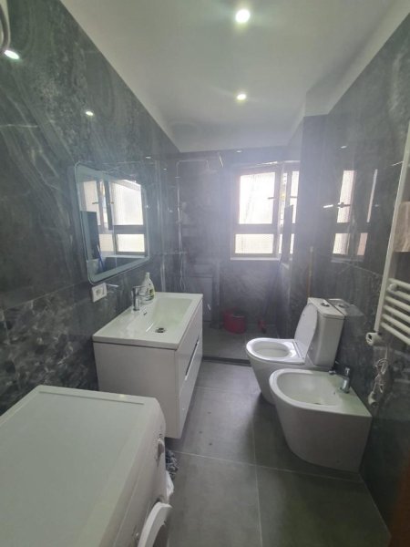 Tirane, jepet me qera apartament 1+1 Kati 4, 65 m² 450 € (Pazar i ri)