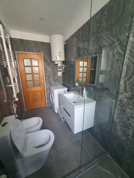 Tirane, jepet me qera apartament 1+1 Kati 4, 65 m² 450 € (Pazar i ri)