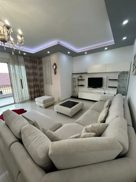 Tirane, jepet me qera apartament 3+1+Ballkon Kati 1, 138 m² 450 € (Kodra e Priftit)