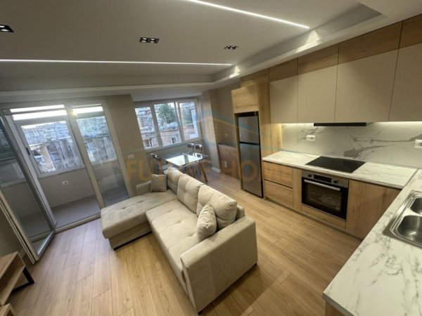 Tirane, jepet me qera apartament 2+1 Kati 5, 90 m² 650 € (Brryli)
