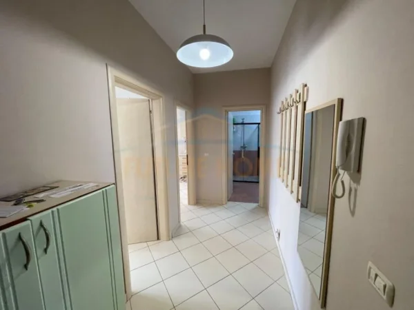 Tirane, jepet me qera apartament 1+1+Ballkon Kati 5, 500 € (Stacioni i Trenit)