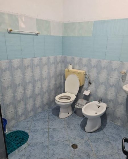 Tirane, jepet me qera apartament 1+1 Kati 1, 80 m² 298 € (Stacion treni)