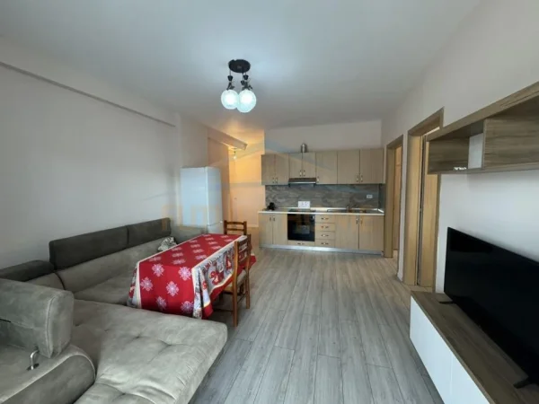 Tirane, jepet me qera apartament 2+1+Ballkon Kati 8, 85 m² 470 € (Unaza e Re)