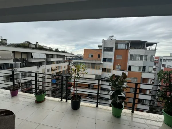 Tirane, jepet me qera apartament 2+1+Ballkon Kati 8, 85 m² 470 € (Unaza e Re)