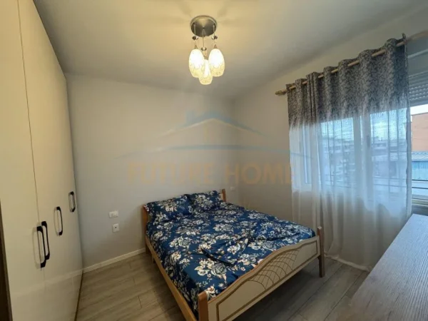 Tirane, jepet me qera apartament 2+1+Ballkon Kati 8, 85 m² 470 € (Unaza e Re)