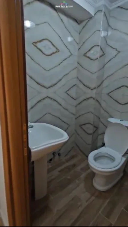 Tirane, shes apartament 1+1+Ballkon Kati 2, 60 m² 77.000 € (fresku)