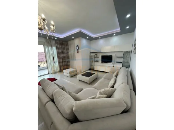 Tirane, jepet me qera apartament 3+1+Ballkon Kati 1, 138 m² 450 € (Kodra e Priftit)