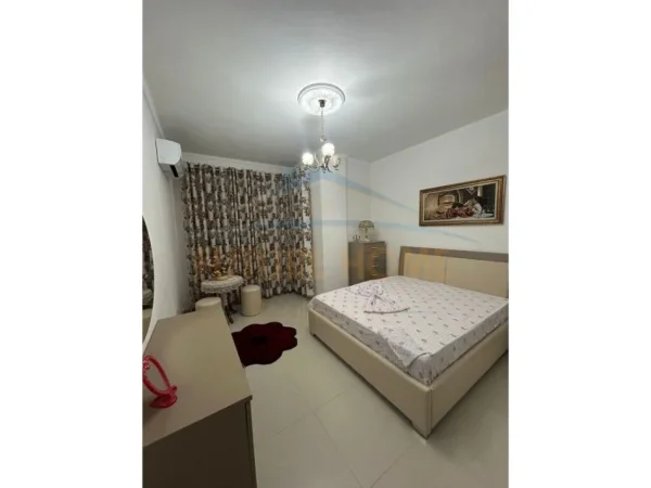 Tirane, jepet me qera apartament 3+1+Ballkon Kati 1, 138 m² 450 € (Kodra e Priftit)
