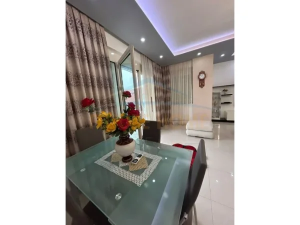 Tirane, jepet me qera apartament 3+1+Ballkon Kati 1, 138 m² 450 € (Kodra e Priftit)