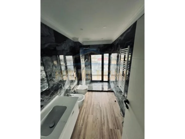 Tirane, jepet me qera Vile 3 Katshe , 1.000 m² 3.500 € (Farke)