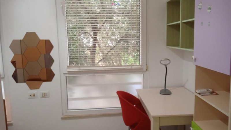 Tirane, jepet me qera 3+1 Kati 1, 108 m² 700 € (kodra e diellit)