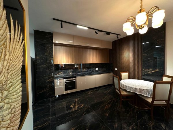 Tirane, jepet me qera apartament 2+1 Kati 6, 122 m² 40 € (porcelan)