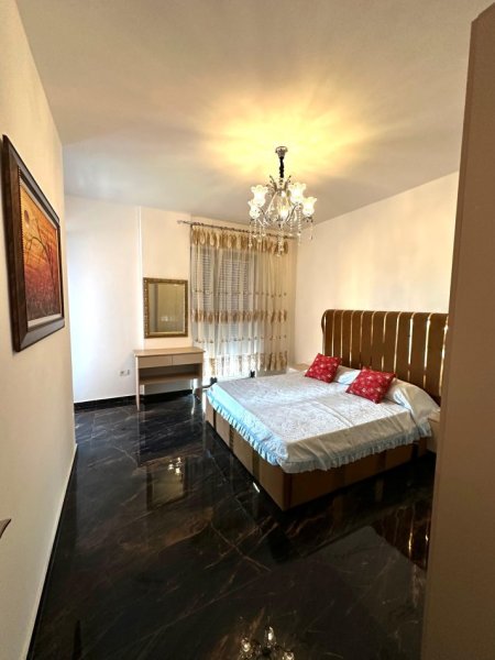 Tirane, jepet me qera apartament 2+1 Kati 6, 122 m² 40 € (porcelan)