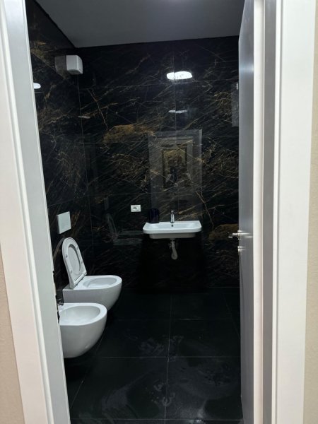 Tirane, jepet me qera apartament 2+1 Kati 6, 122 m² 40 € (porcelan)
