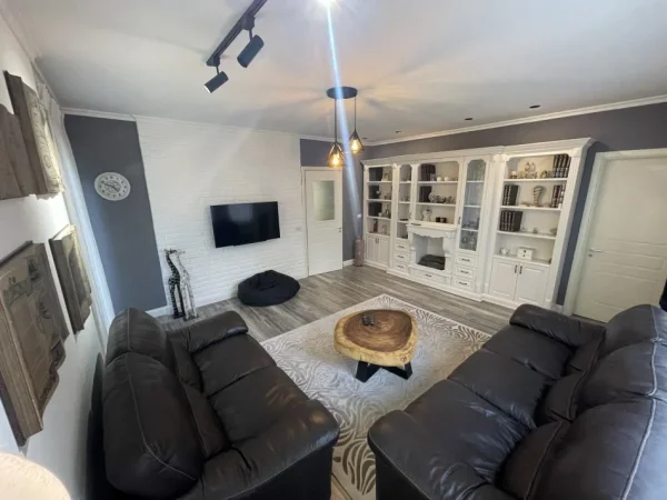 Tirane, jepet me qera apartament 1+1+Aneks+Ballkon Kati 1, 80 m² 550 € (Peti , Liqeni Thate)