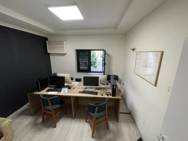 Tirane, jepet me qera zyre Kati 1, 75 m² 600 € (BLLOKU)