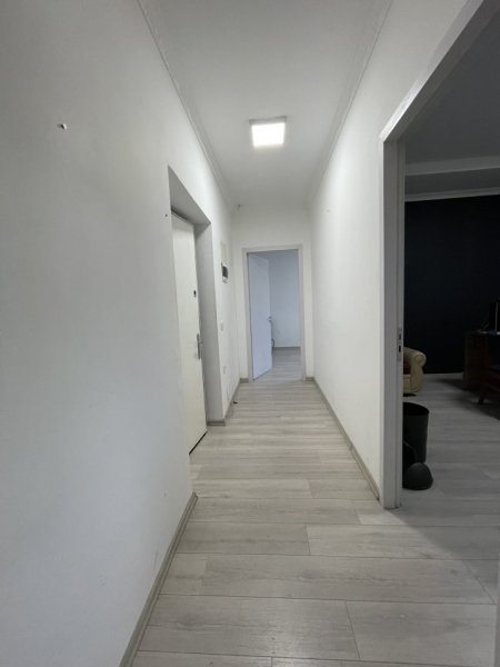 Tirane, jepet me qera zyre Kati 1, 75 m² 600 € (BLLOKU)