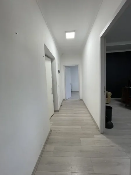 Tirane, jepet me qera zyre Kati 1, 75 m² 600 € (BLLOKU)
