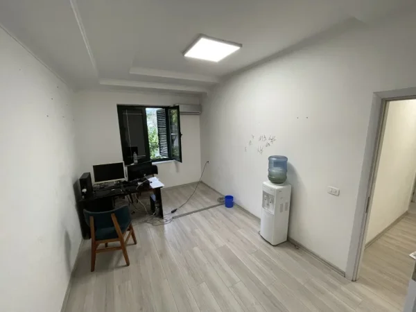 Tirane, jepet me qera zyre Kati 1, 75 m² 600 € (BLLOKU)