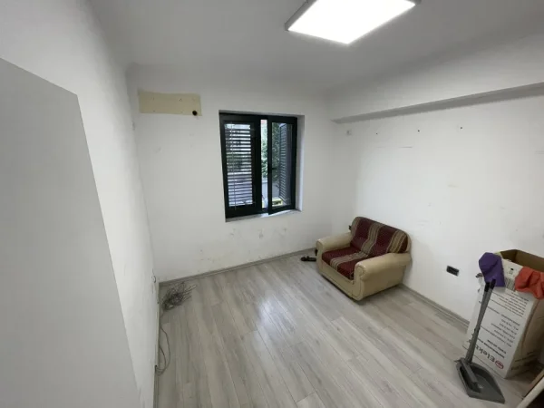 Tirane, jepet me qera zyre Kati 1, 75 m² 600 € (BLLOKU)