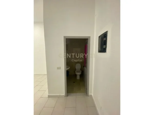 Tirane, jepet me qera ambjent biznesi Kati 0, 35 m² 450 € (Rruga Mine Peza)