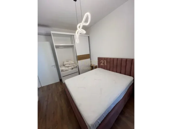 Tirane, jepet me qera apartament 1+1+Ballkon Kati 6, 65 m² (e barrikadave)