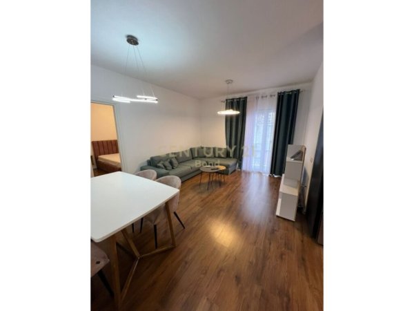 Tirane, jepet me qera apartament 1+1+Ballkon Kati 6, 65 m² (e barrikadave)