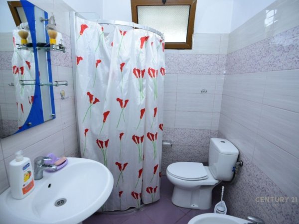 Tirane, jepet me qera apartament 1+1+Ballkon Kati 1, 90 m² 600 € (pazari ri)