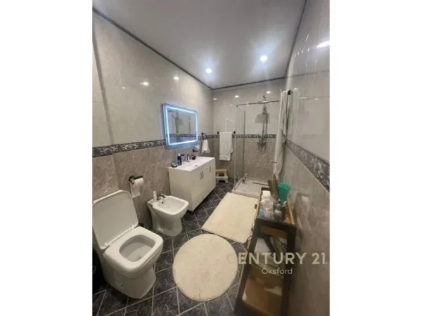 Tirane, jepet me qera apartament 2+1 Kati 3, 90 m² 800 € (e barrikadaa)
