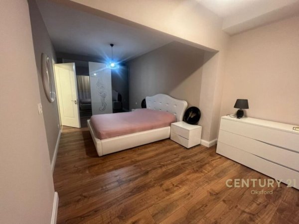 Tirane, jepet me qera apartament 2+1 Kati 3, 90 m² 800 € (e barrikadaa)