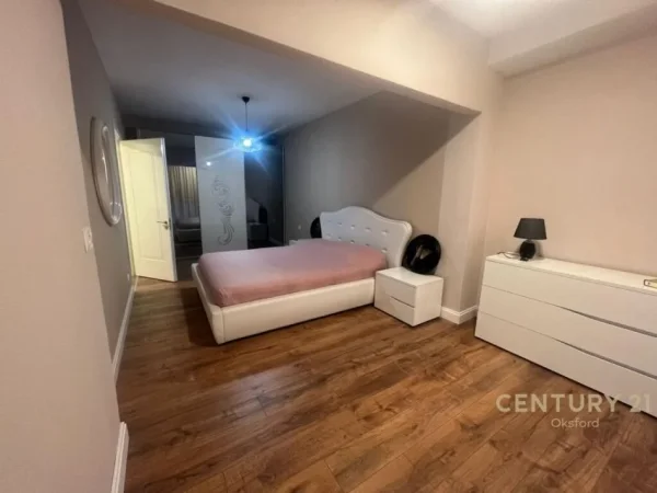 Tirane, jepet me qera apartament 2+1 Kati 3, 90 m² 800 € (e barrikadaa)