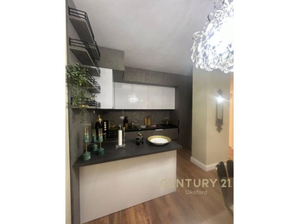 Tirane, jepet me qera apartament 2+1 Kati 3, 90 m² 800 € (e barrikadaa)