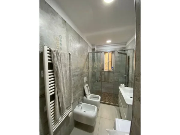 Tirane, jepet me qera apartament 1+1+Ballkon Kati 4, 92 m² 600 € (tregu elektrik)