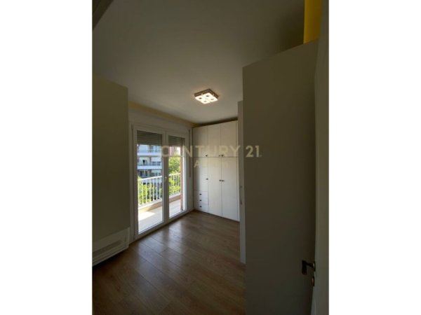 Tirane, jepet me qera apartament 1+1+Ballkon Kati 4, 92 m² 600 € (tregu elektrik)