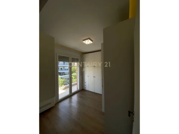 Tirane, jepet me qera apartament 1+1+Ballkon Kati 4, 92 m² 600 € (tregu elektrik)
