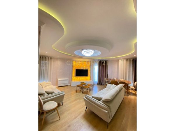 Tirane, jepet me qera apartament 1+1+Ballkon Kati 4, 92 m² 600 € (tregu elektrik)